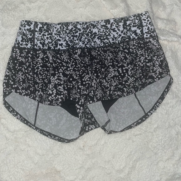 discontinued 2.5 inch spotted lulu shorts 👀💖 - Picture 1 of 3